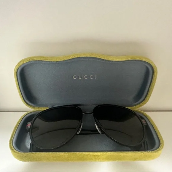 Gucci Black Sunglasses - Picture 4 of 5